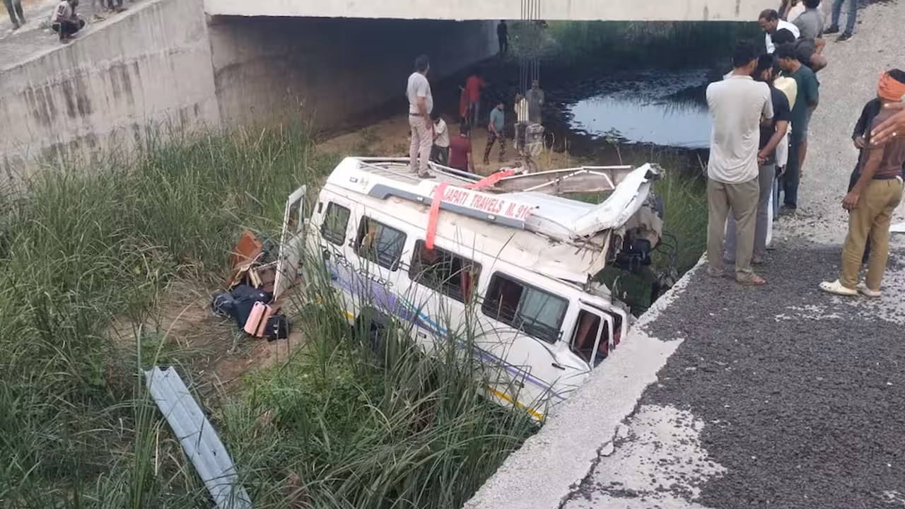 Bus Accident | కాల్వలో పడ్డ మినీ బస్సు.. ఎనిమిది మంది భక్తులు మృతి