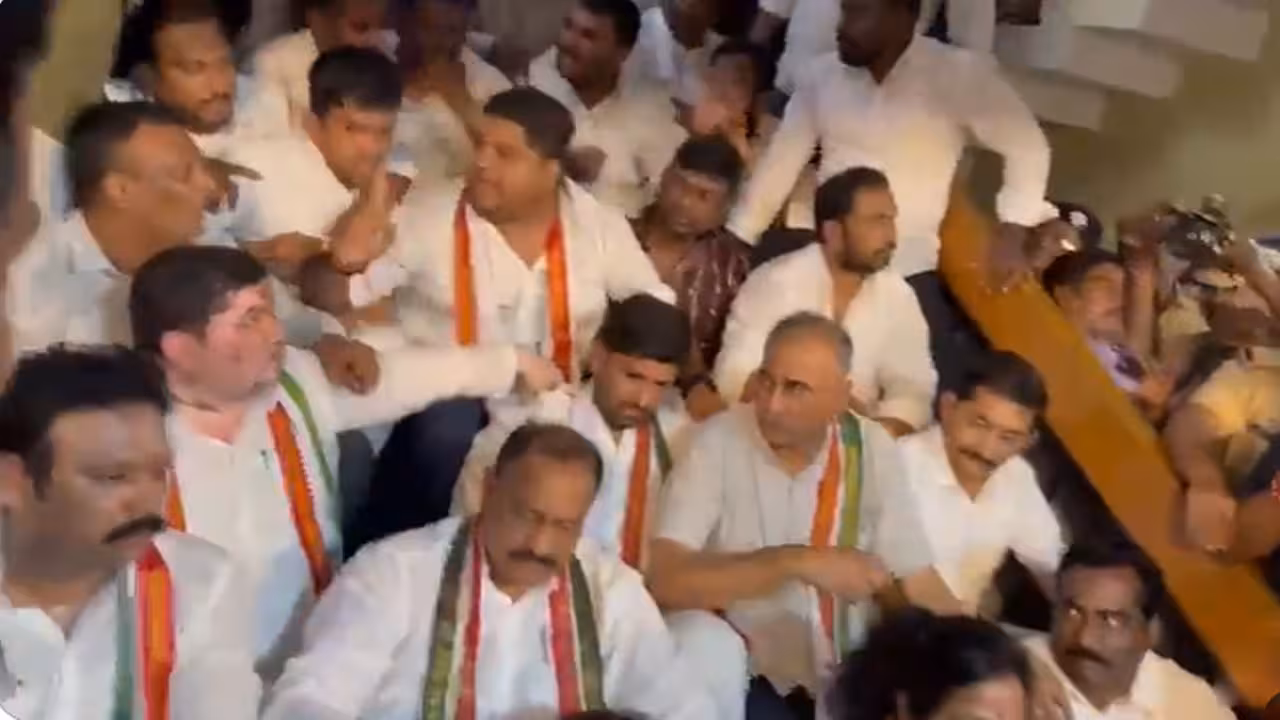 Congress | సికింద్రాబాద్ రైల్వే నిలయం వద్ద కాంగ్రెస్ మెరుపు ధర్నా.. పాల్గొన్న పీసీసీ చీఫ్, మంత్రి పొన్నం