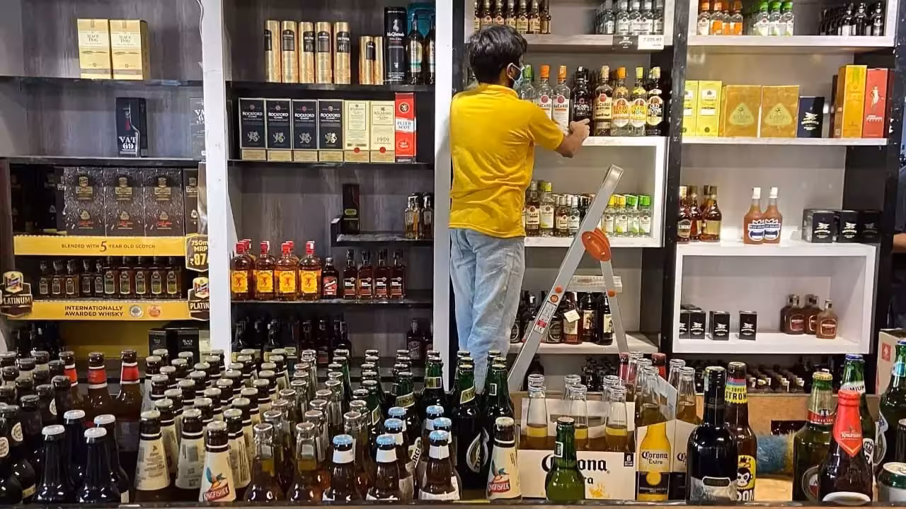 Liquor Sales | సర్కారుకు కాసుల వర్షం.. దుమ్మురేపిన దసరా లిక్కర్ సేల్స్
