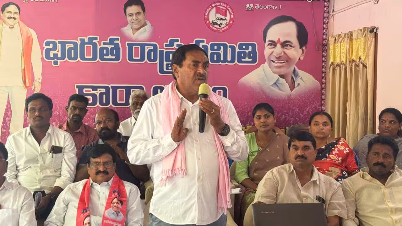 Errabelli Dayakar Rao | సిగ్గు లేకుండా ఫొటోలకు ఫోజులా..!