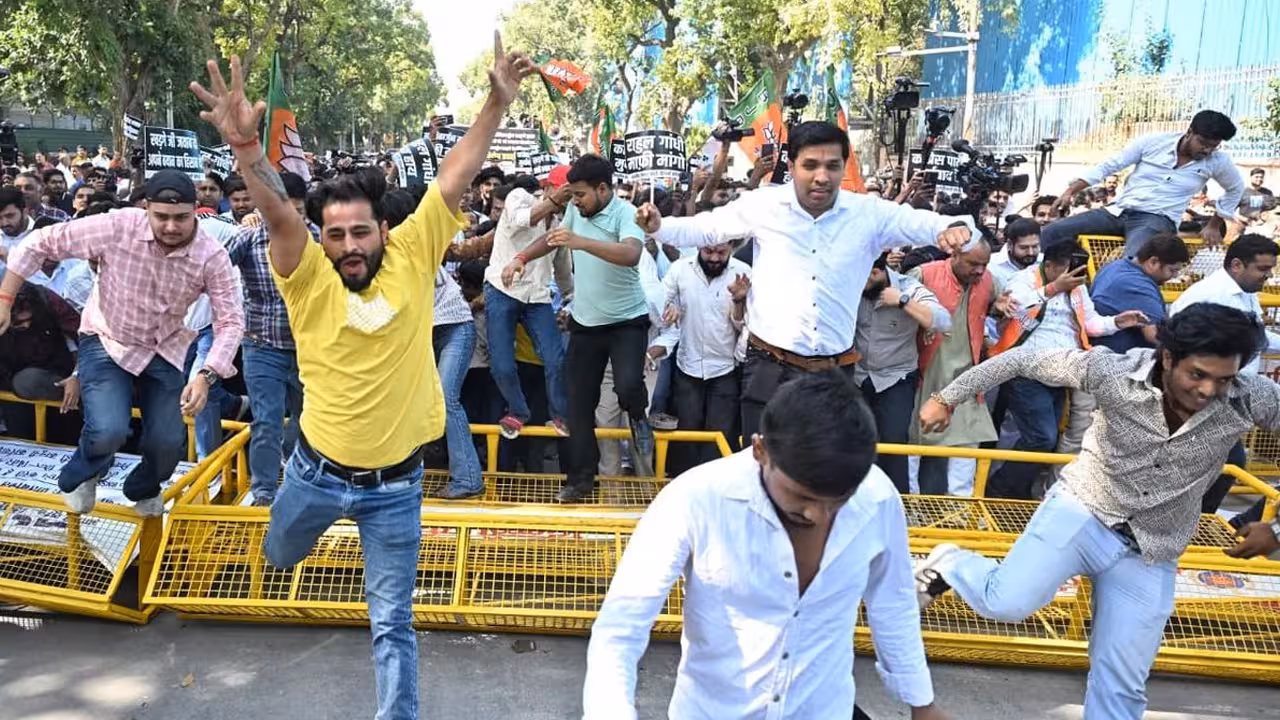 BJP Protest Kharge Residence | మోదీ తండ్రిని అంత మాటంటవా? ఖర్గే ఇంటిని చుట్టుముట్టిన బీజేపీ నేతలు