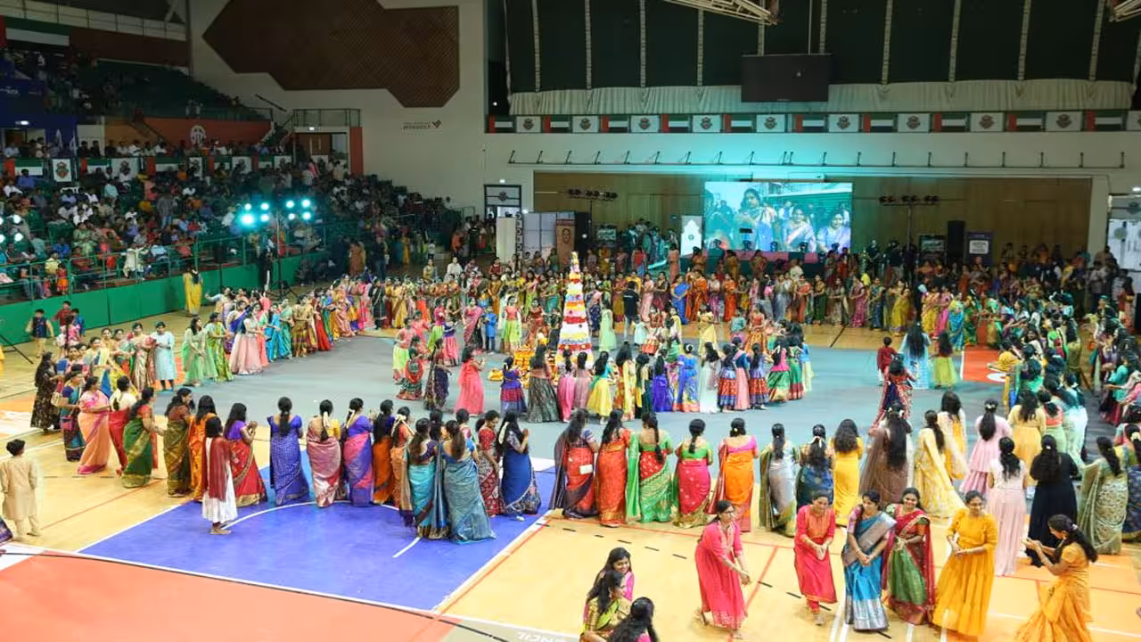 Dubai Bathukamma Celebrations | ఎడారి గడ్డపై పూల సంబురం: దుబాయ్ బతుకమ్మ వేడుకల్లో బీఆర్ఎస్ నేతలు
