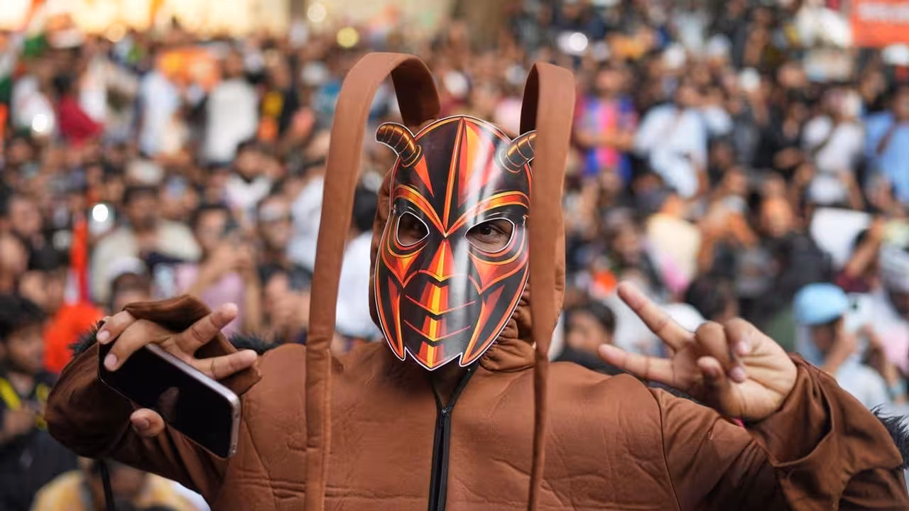 Delhi Ramlila Cockroach Effigy | దసరా వేళ వింత వివాదం: రావణుడితో పాటు 30 అడుగుల ‘బొద్దింక’ దిష్టిబొమ్మ దహనం.. అసలు కథేంటి?