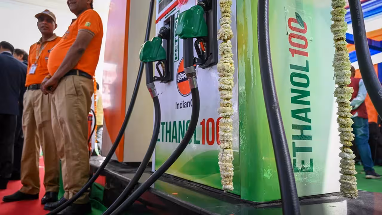 Flex Fuel Vehicles India | పెట్రోల్ బదులు 100% ఇథనాల్: రోడ్లపైకి ఫ్లెక్స్-ఫ్యూయల్ కార్లు.. కేంద్రం కొత్త రూల్స్ ఇవే!