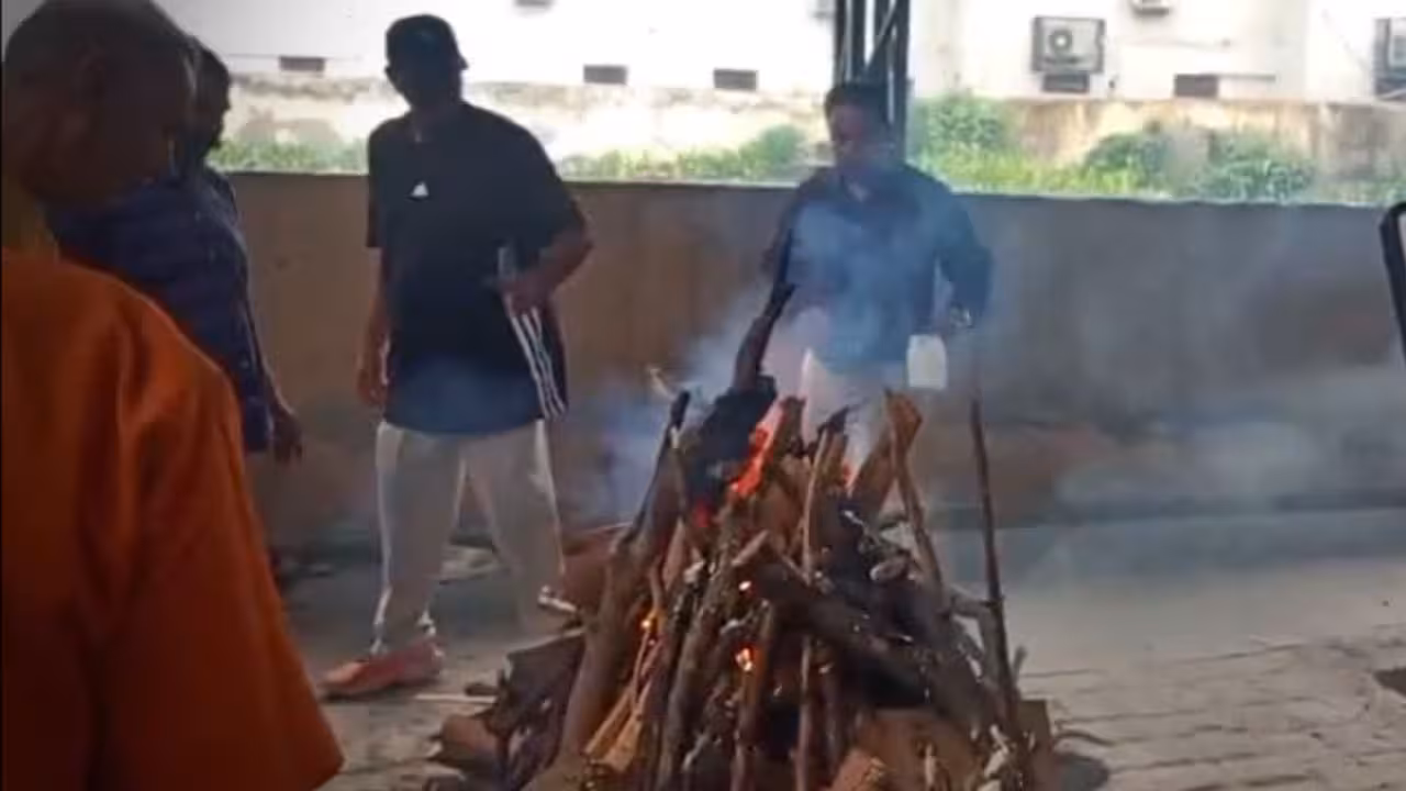 Father Funeral | ఆస్తి కోసం తండ్రి అంత్యక్రియలను ఆపిన కూతుర్లు..