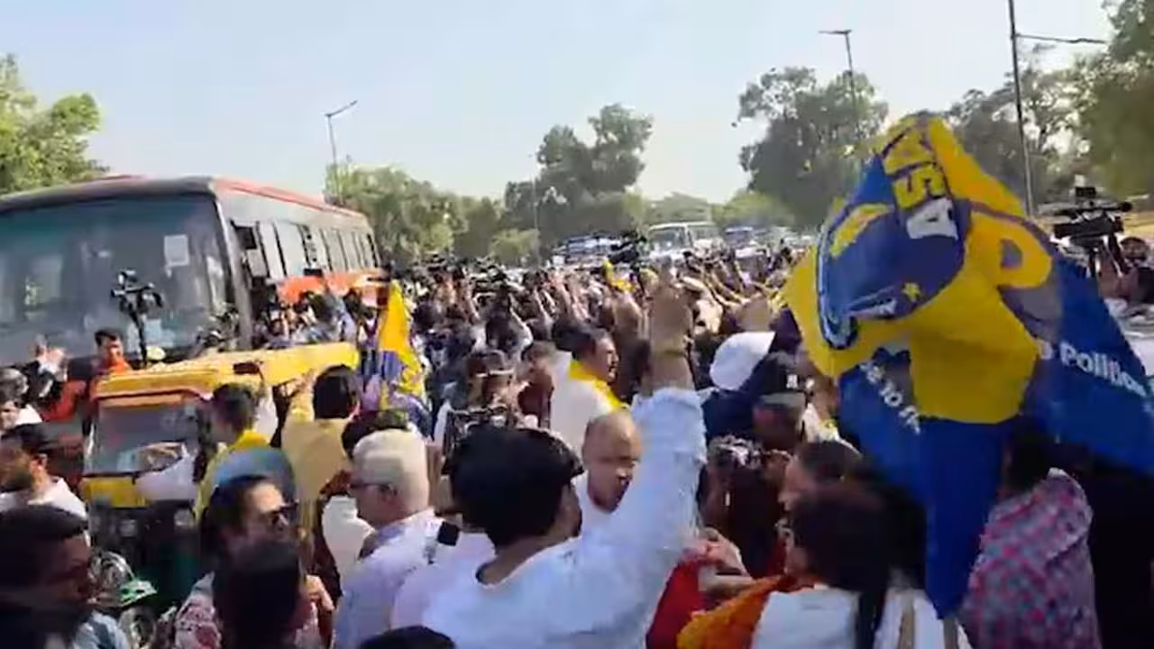 Delhi AAP Protest | ఢిల్లీలో ఆప్ రణరంగం: సీఈసీకి వ్యతిరేకంగా భగ్గుమన్న కార్యకర్తలు