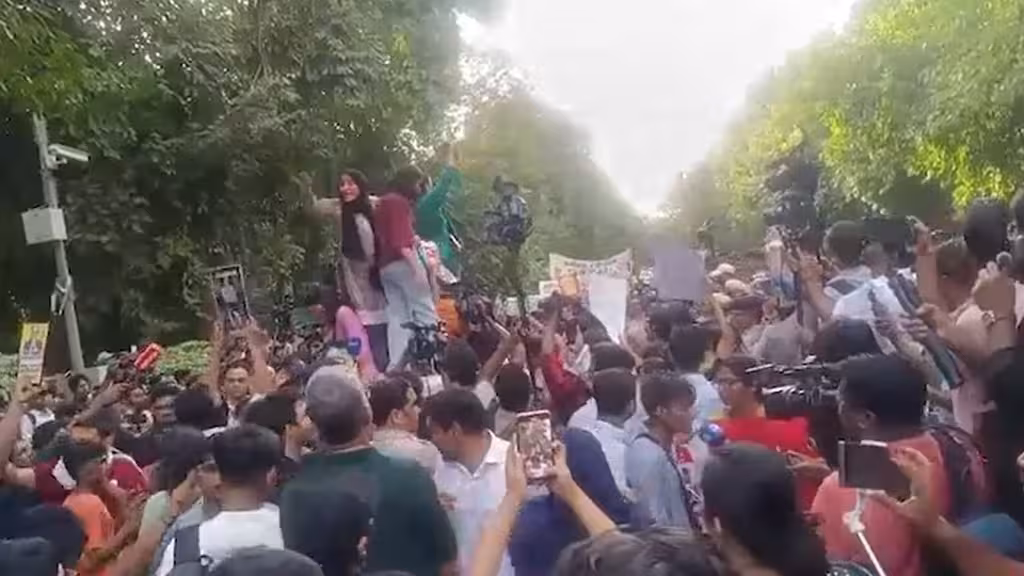 Delhi AAP Protest Workers Breach Barricades Against CEC Gyanesh Kumar