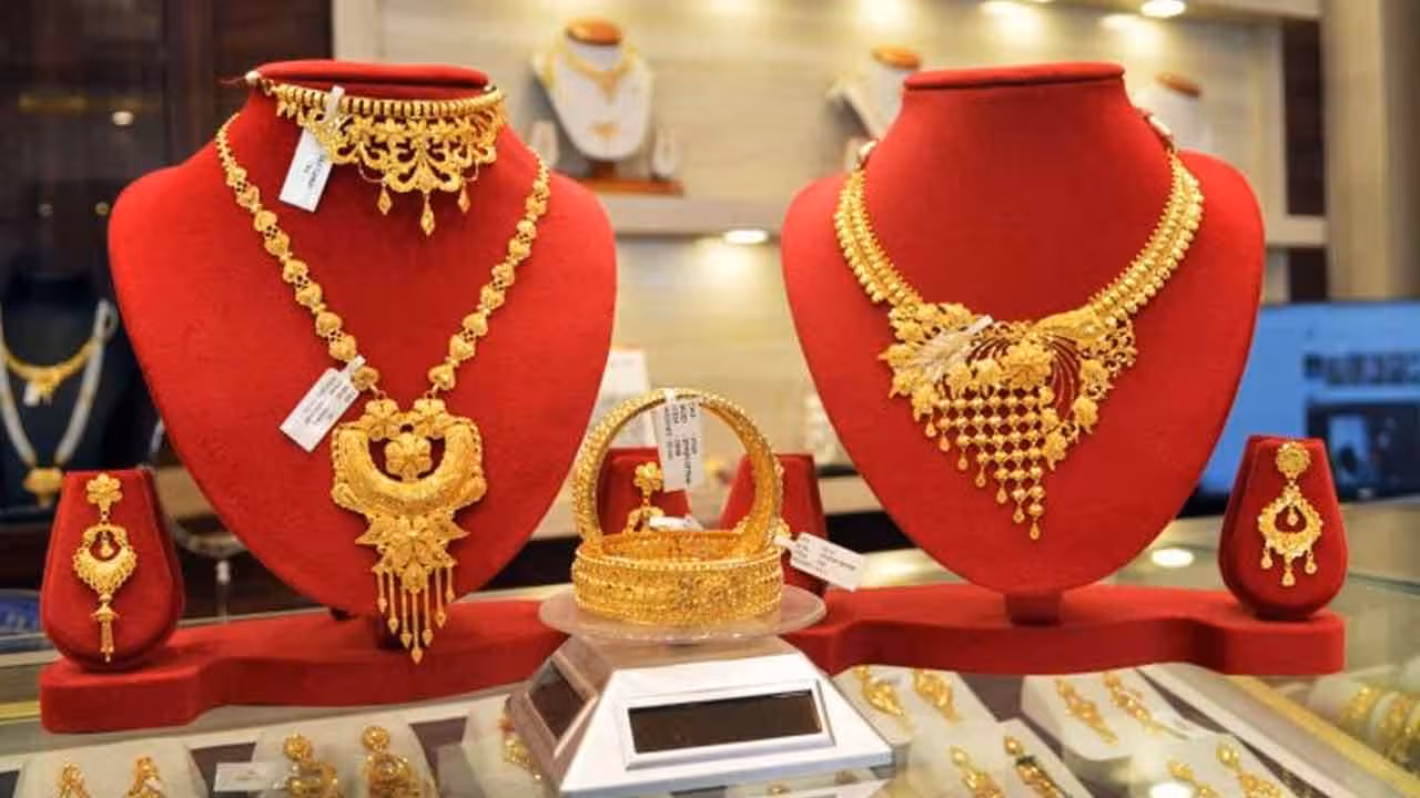 Gold Investment | ఈఎంఐ విధానంలో బంగారం కొనవచ్చా.. ఖర్చు ఎంతవుతుంది..?