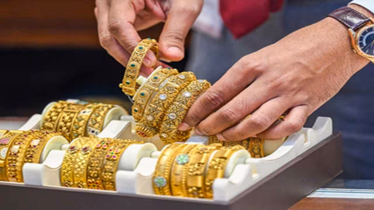 Gold Prices | బంగారం కొనుగోళ్లను తగ్గించిన వ్యాపారులు.. ధరలు పతనమవుతాయా..?