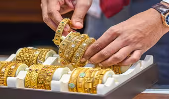 Gold Prices | బంగారం కొనుగోళ్లను తగ్గించిన వ్యాపారులు.. ధరలు పతనమవుతాయా..?