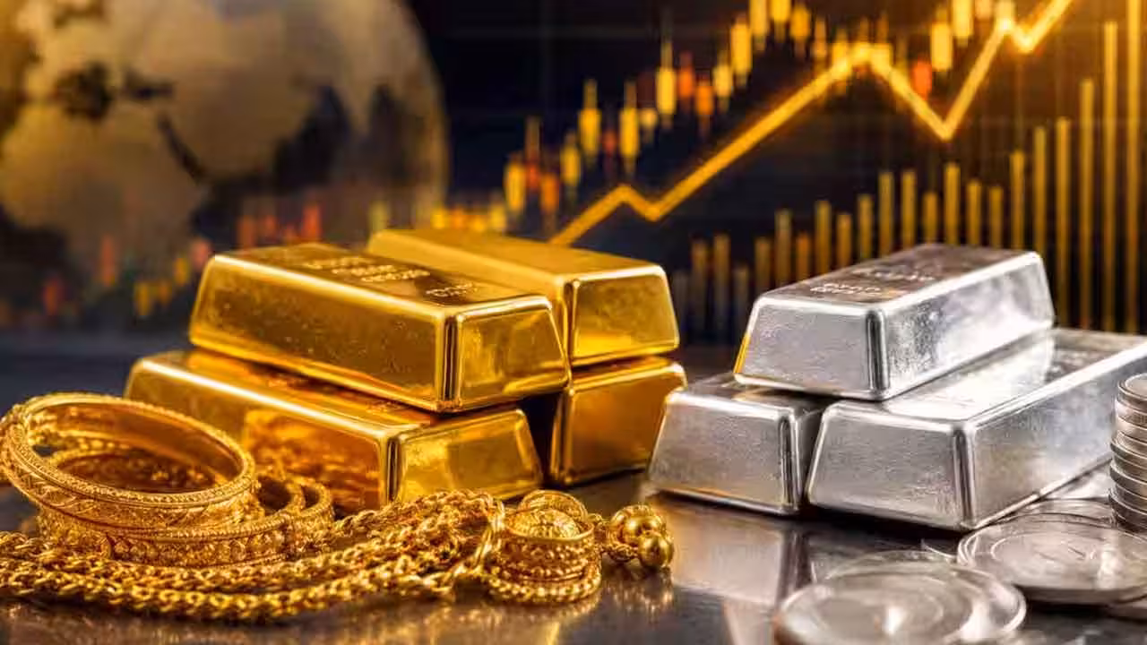 Dhanteras 2026 | ధంతేరస్ వేళ బంగారం, వెండి ధరల్లో భారీ తేడా.. దేనిపై పెట్టుబడి మంచిది?