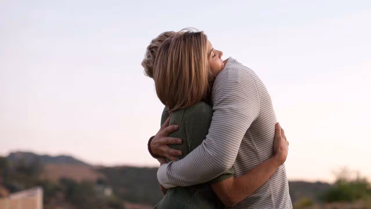 Hug | భార్యకు హగ్ ఇచ్చాడు.. 5 పక్కటెముకలు విరగ్గొట్టాడు