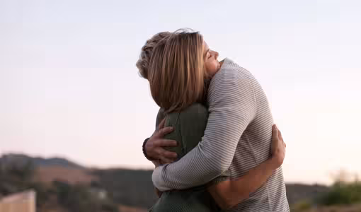 Hug | భార్య‌కు హ‌గ్ ఇచ్చాడు.. 5 ప‌క్క‌టెముక‌లు విర‌గ్గొట్టాడు
