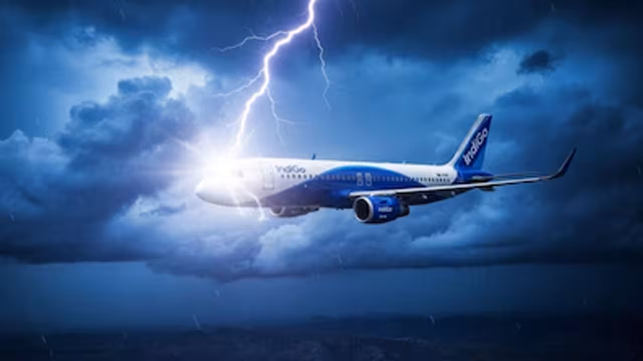 IndiGo Flight | 17 వేల అడుగుల ఎత్తులో పిడుగు.. ఇండిగో విమానానికి తప్పిన ప్రమాదం