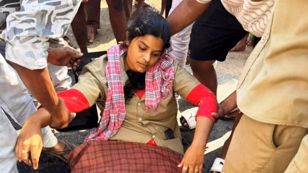 RTC Conductor | చిల్లర కోసం గొడవ.. కండక్టర్ను బస్సులోనుంచి తోసేసిన మహిళ
