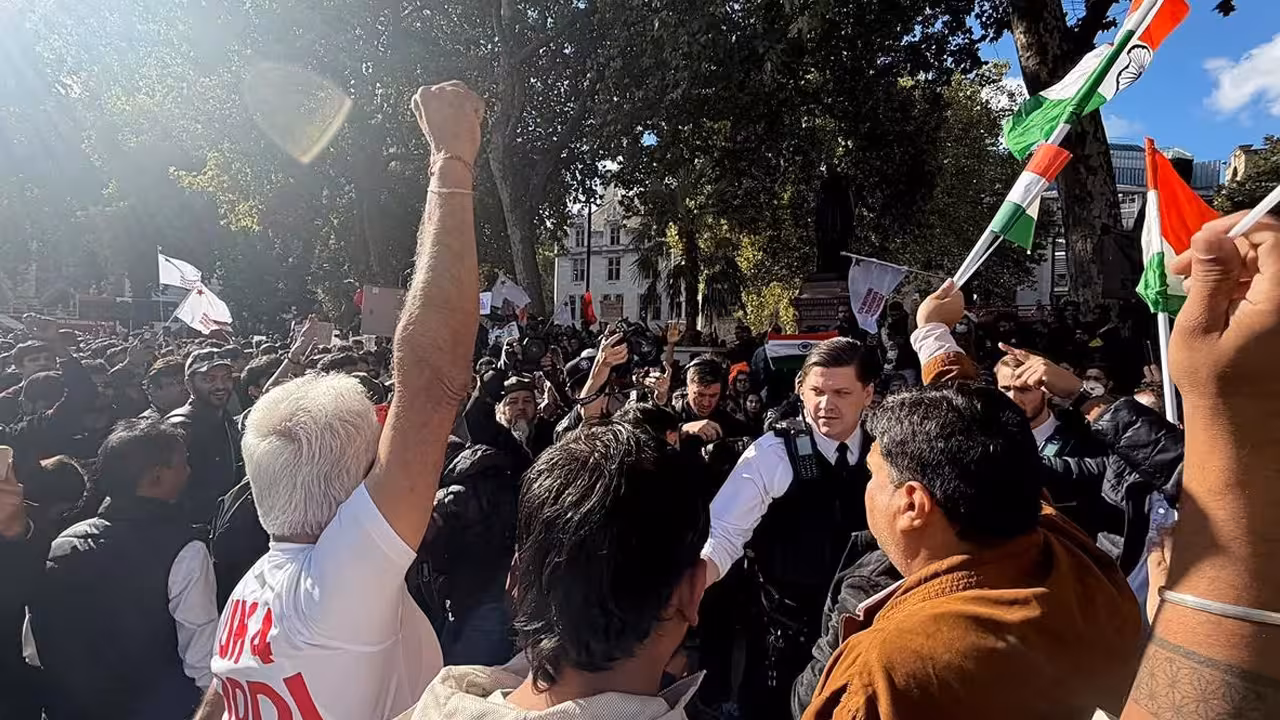 London Parliament Square Protest | లండన్లో హైడ్రామా: సీఈసీకి వ్యతిరేకంగా ధ్రువ్ రాఠీ స్పీచ్.. పోటీగా ‘మోదీ.. మోదీ’ నినాదాలు!