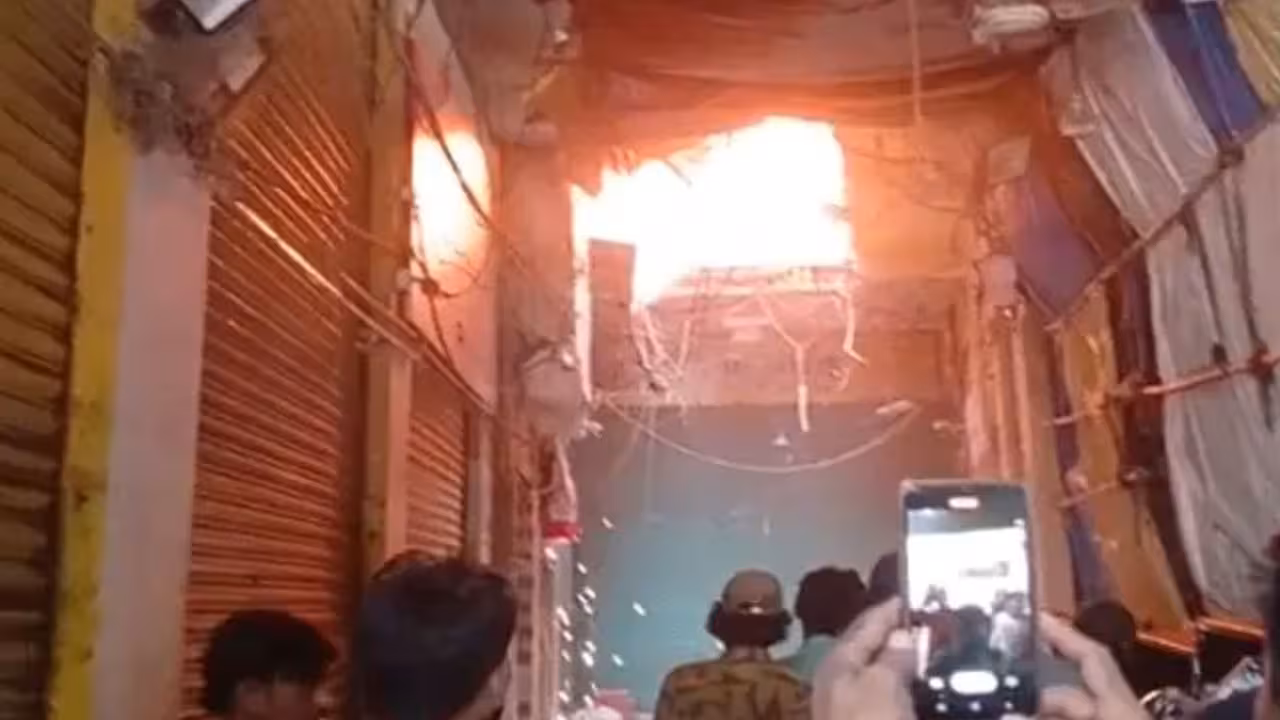 Fire Accident | పాతబస్తీలో అగ్నిప్రమాదం.. బట్టల దుకాణంలో చెలరేగిన మంటలు