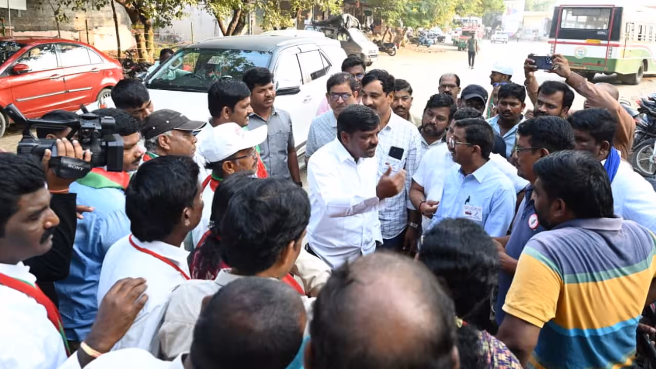 Theenmar Mallanna | బహుజన్ వర్కర్స్ యూనియన్ను గెలిపిస్తే.. ఆరు నెలల్లో ప్రభుత్వంలో ఆర్టీసీ విలీనం: ఎమ్మెల్సీ తీన్మార్ మల్లన్న