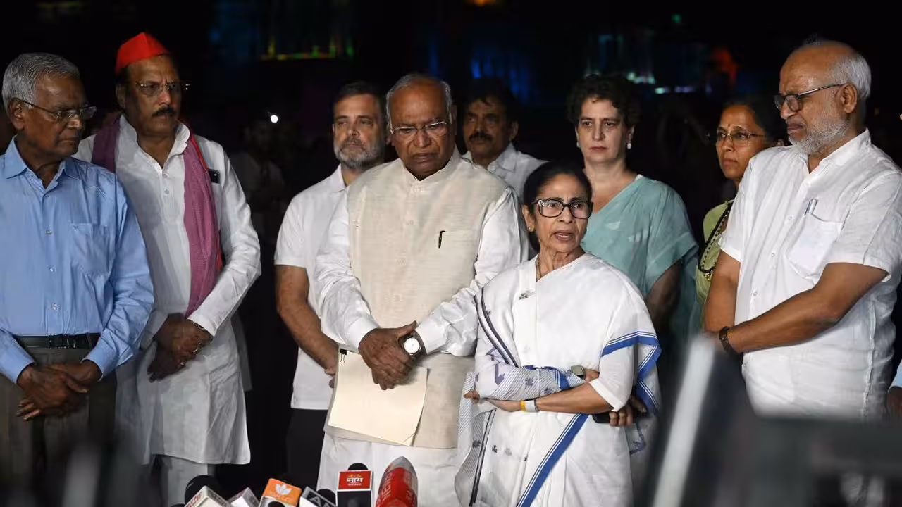 INDIA bloc protest October 12 | ఢిల్లీ పోలీసుల నిర్బంధకాండపై భగ్గుమన్న విపక్షాలు: అక్టోబర్ 12న ‘ఇండియా’ కూటమి మహా ధర్నా