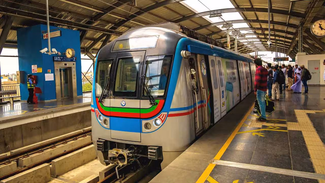Hyderabad Metro | రాష్ట్రపతి ఉత్తర్వులకు తూట్లు.. హైదరాబాద్ మెట్రో కాంట్రాక్ట్, ఔట్సోర్సింగ్ ఉద్యోగాల్లో స్థానికేతరులు