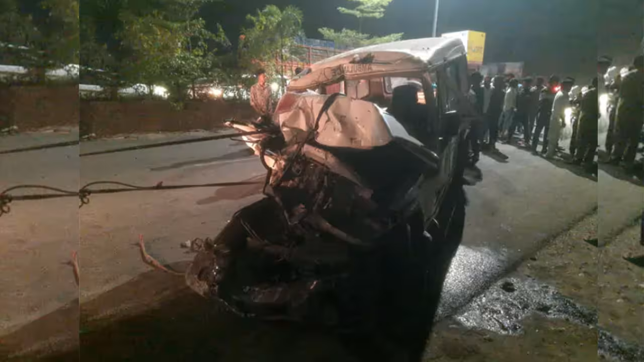 Road Accident | దవాఖానకు వెళ్తుండగా అంబులెన్స్ను ఢీకొట్టిన లారీ.. రోగి, ఆమె తల్లి మృతి