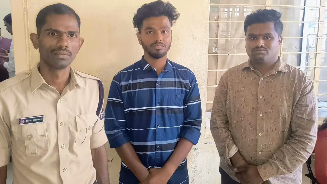 Public Smoking Jail Hyderabad | బహిరంగ ప్రదేశాల్లో సిగరెట్లు కాలుస్తున్నారా? అయితే ఈ వార్త మీకోసమే..!