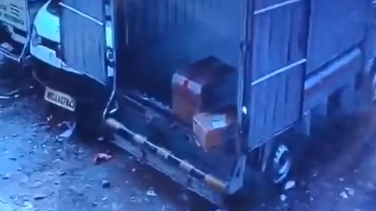 Latur Courier Parcel Blast | కొరియర్ ఆఫీస్ ఎదుట పార్శిల్ బ్లాస్ట్: అన్లోడ్ చేస్తుండగా పేలుడు.. ఉద్యోగికి తీవ్ర గాయాలు