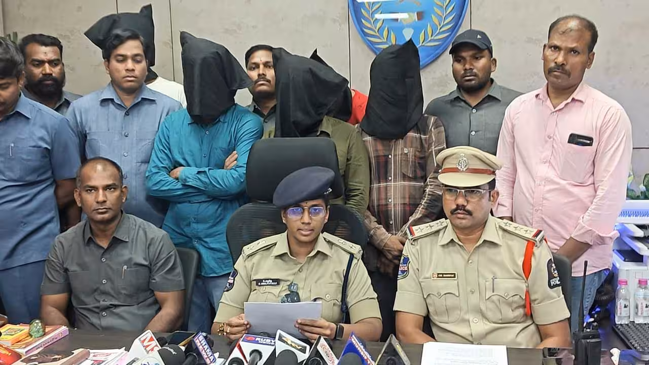 Hyderabad Police | పెప్పర్ స్ప్రే కొట్టి.. రూ. 25 లక్షలు దోపిడీ