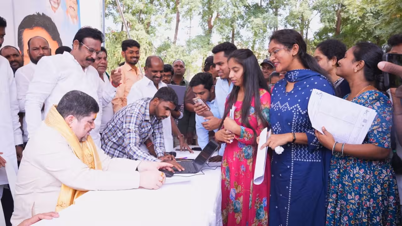 Ponnam Prabhakar | పట్టభద్రులు తమ పేర్లను ఓటర్లుగా నమోదుచేసుకోవాలి: మంత్రి పొన్నం ప్రభాకర్