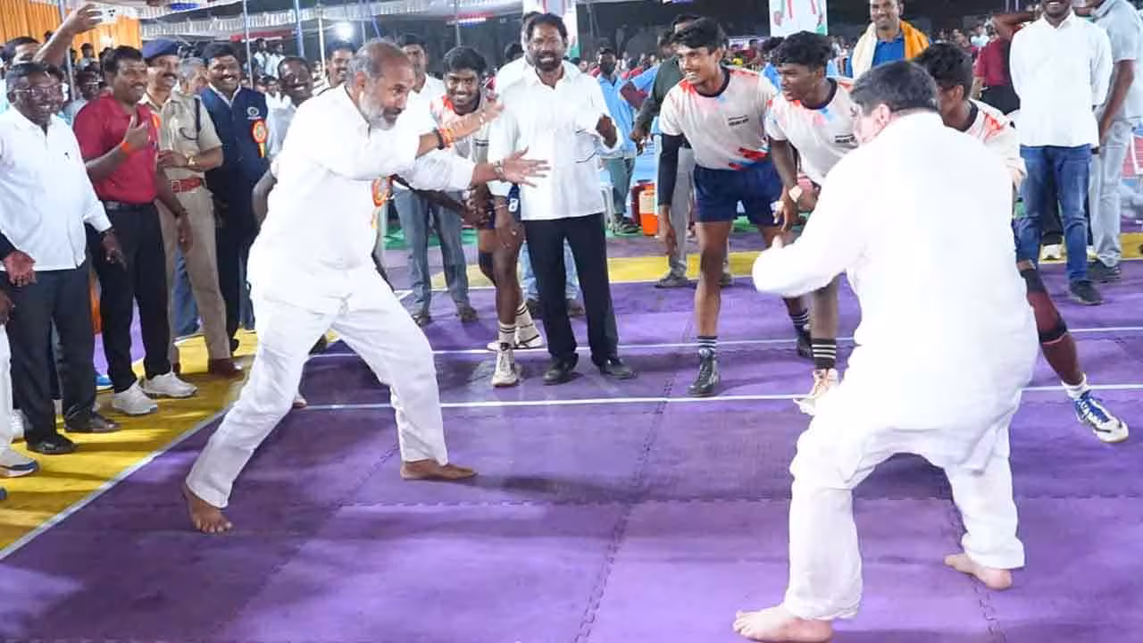 Ponnam vs Adi Srinivas | కబడ్డీ ఆడిన మంత్రులు పొన్నం, ఆది శ్రీనివాస్..