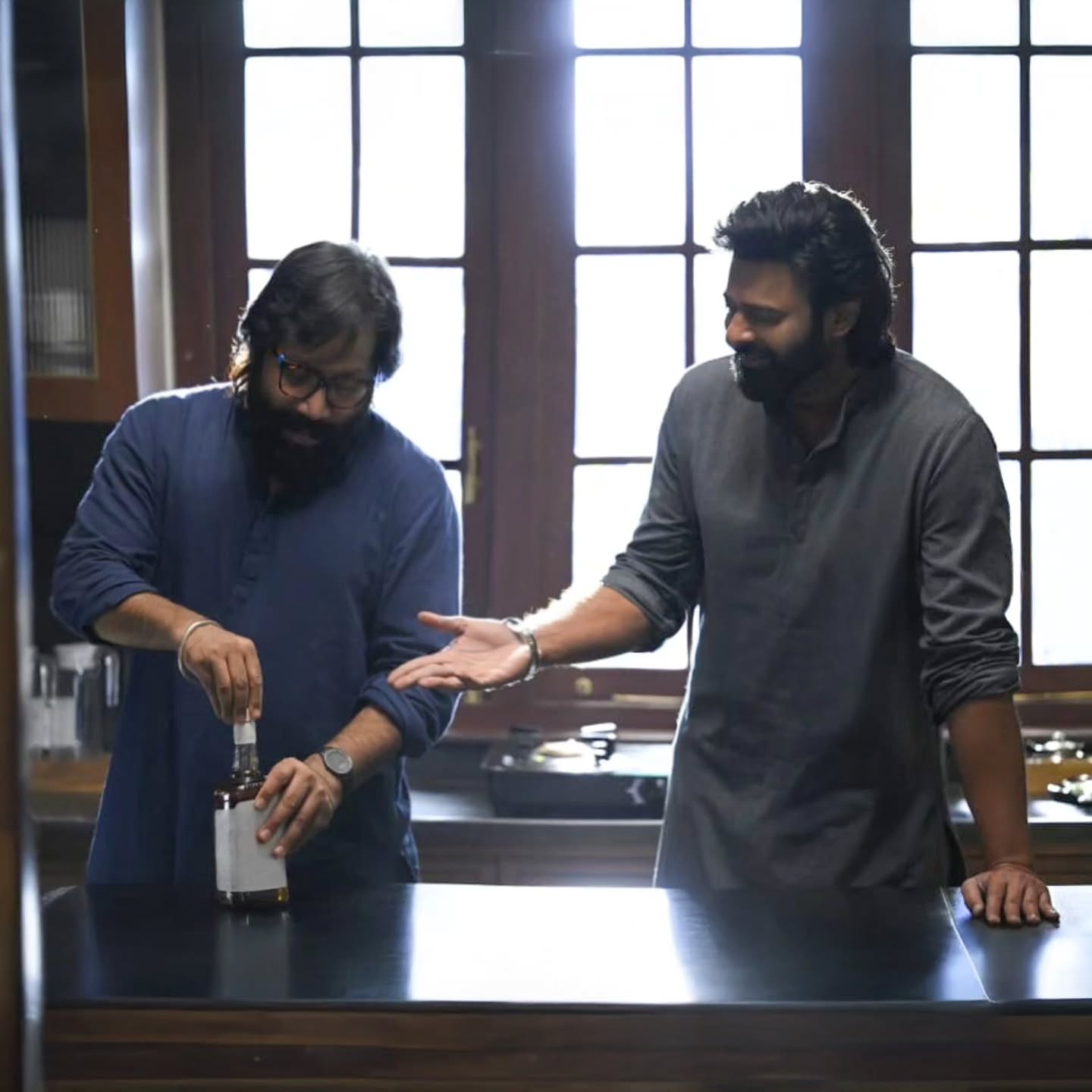 స్పిరిట్ సెట్స్లో ప్రభాస్తో కలిసి దిగిన ఓ ఫొటోను డైరెక్టర్ సందీప్ వంగా సోషల్ మీడియాలో షేర్ చేశారు. ఇందులో సందీప్ వంగా చేతిలో మందు బాటిల్ ఉండటం ఆసక్తిని పంచుతోంది.