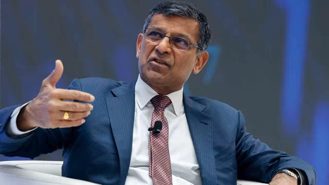 Raghuram Rajan | రూపాయిని కాపాడేందుకు నిల్వలు ఖర్చు చేయొద్దు: రఘురామ్ రాజన్