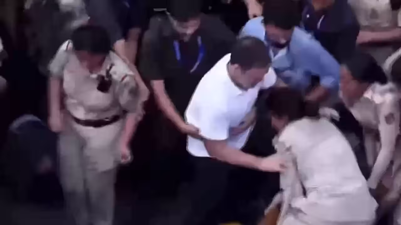 Rahul Gandhi Female Cop Scuffle Allegation | మహిళా పోలీస్ను అసభ్యంగా తాకిన రాహుల్ గాంధీ? : వీడియో వైరల్