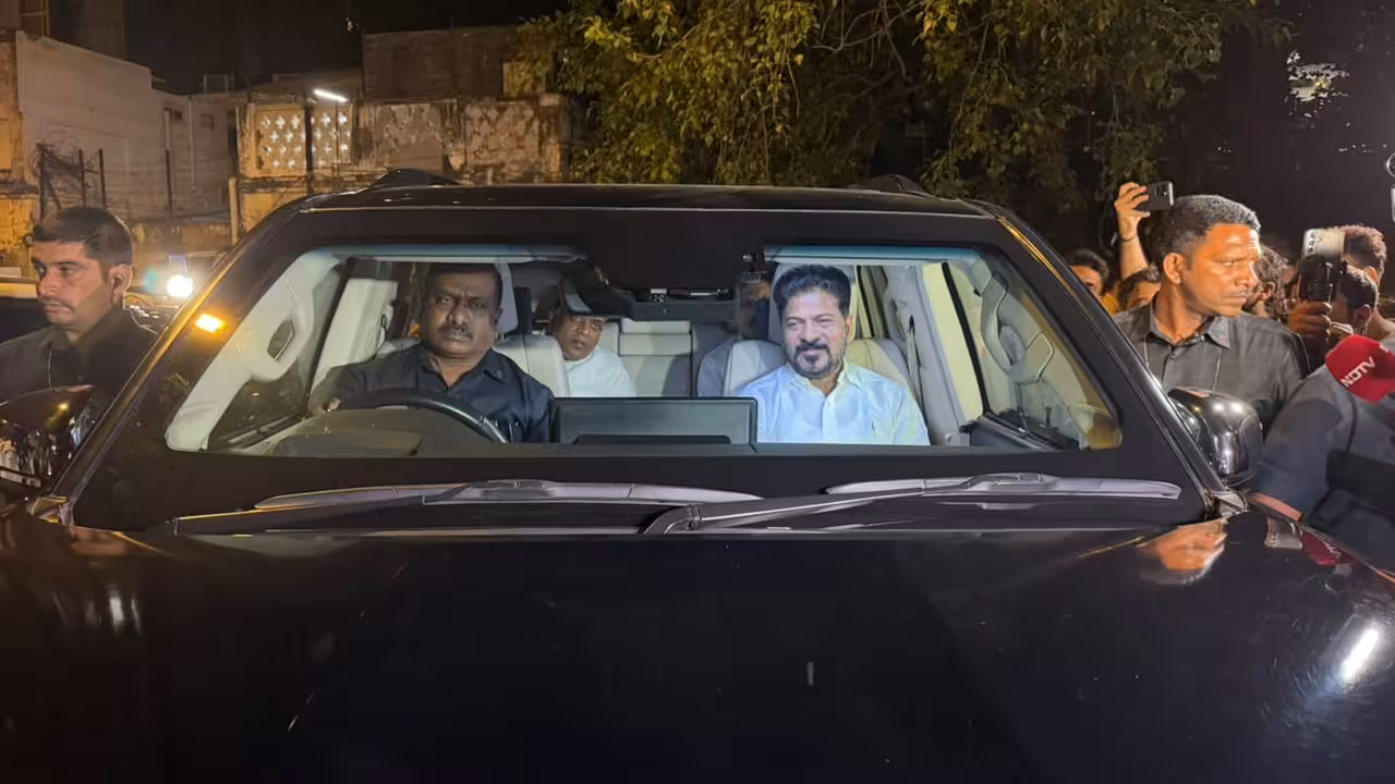 Revanth Reddy Delhi Police | రాహుల్ గాంధీ అరెస్ట్.. సంఘీభావం తెలిపేందుకు వెళ్లిన సీఎం రేవంత్ రెడ్డిని అడ్డుకున్న పోలీసులు
